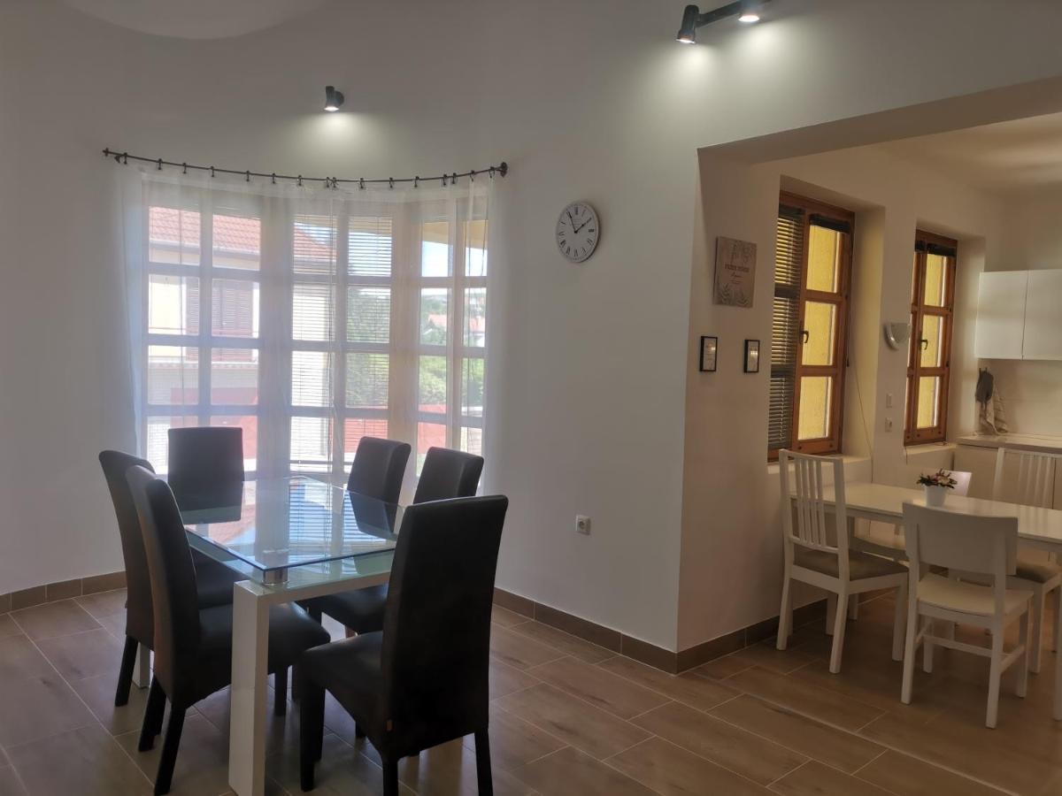 Hella Vendeghaz Hotel Eger Bagian luar foto