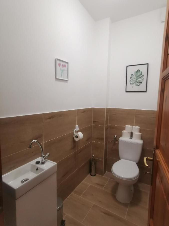 Hella Vendeghaz Hotel Eger Bagian luar foto
