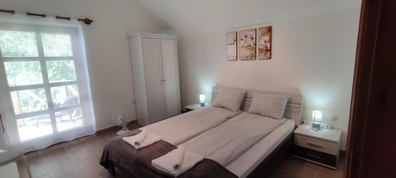 Hella Vendeghaz Hotel Eger Bagian luar foto