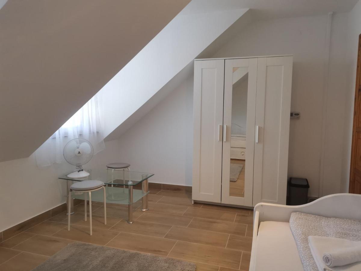Hella Vendeghaz Hotel Eger Bagian luar foto