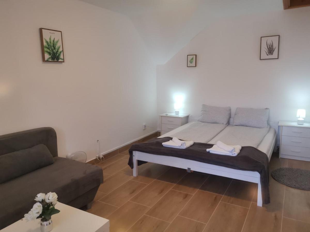 Hella Vendeghaz Hotel Eger Bagian luar foto