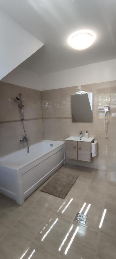 Hella Vendeghaz Hotel Eger Bagian luar foto