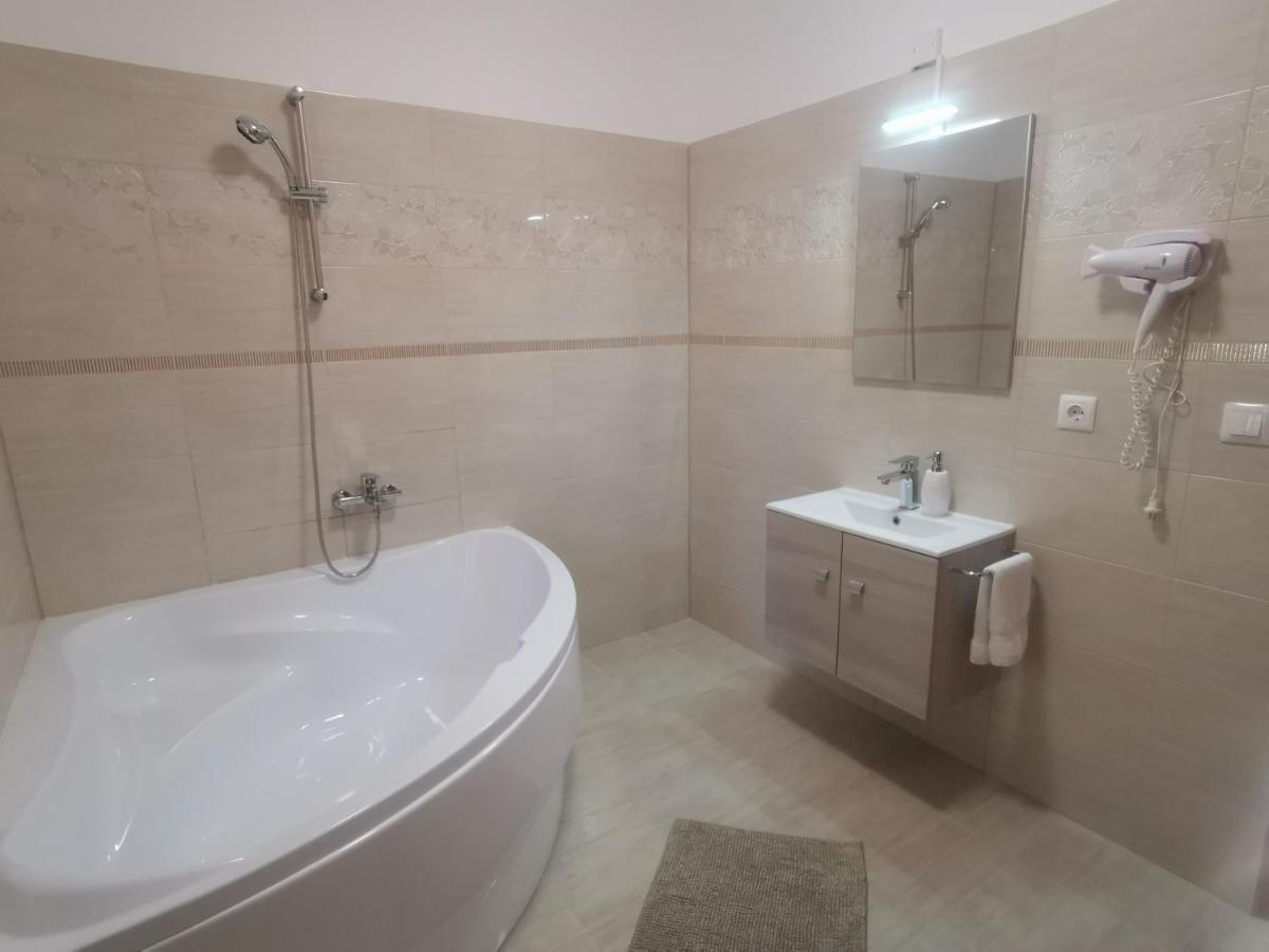 Hella Vendeghaz Hotel Eger Bagian luar foto