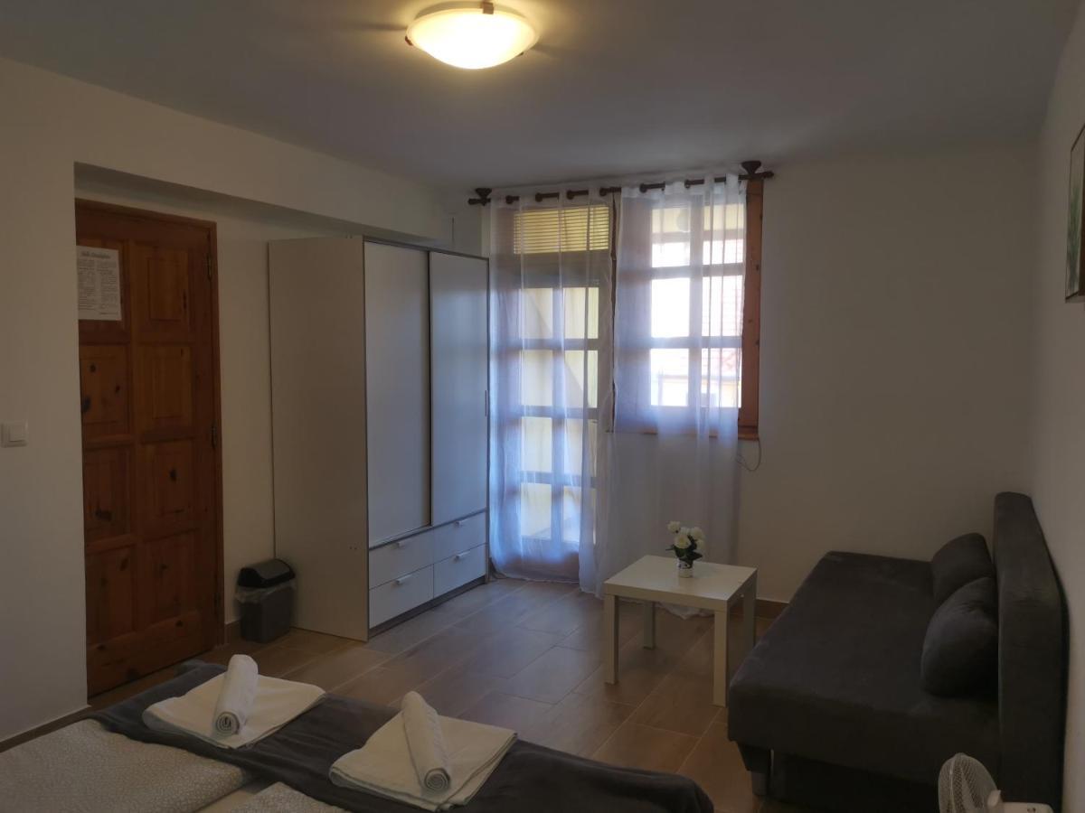 Hella Vendeghaz Hotel Eger Bagian luar foto